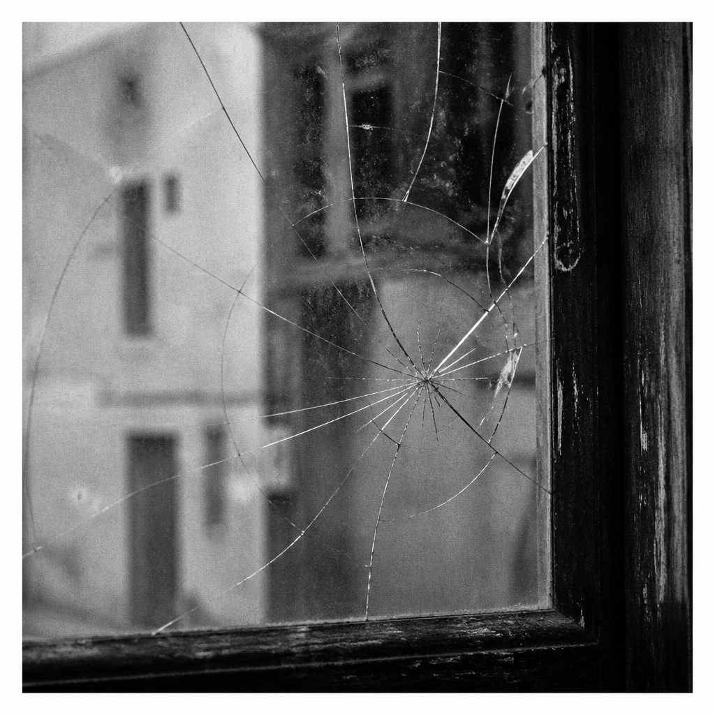Finestra con vetro incrinato, fotografia in bianco e nero